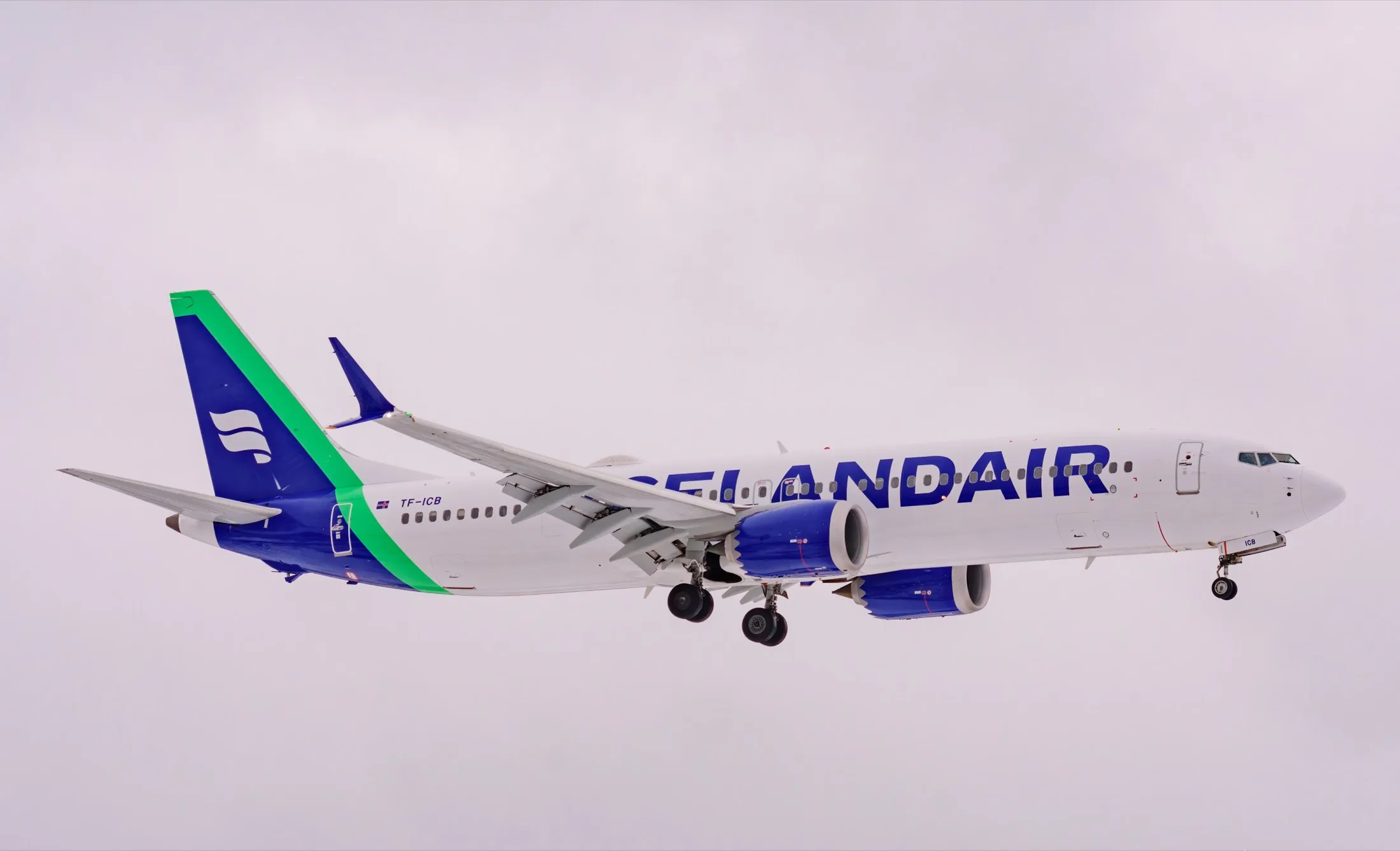 Icelandair Boeing 737 MAX 9 on approach